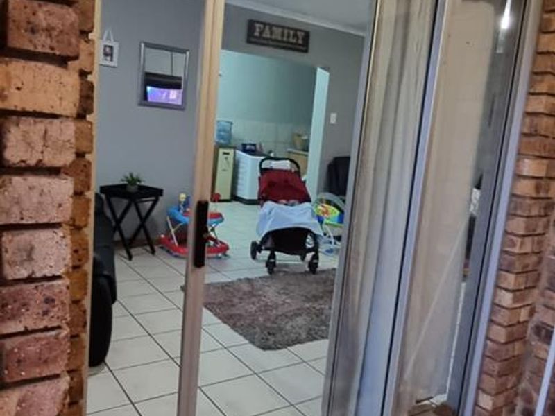 Well priced Lovely Townhouse BUT please note it resides on its own stand fully fenced, walled. - Photo 8