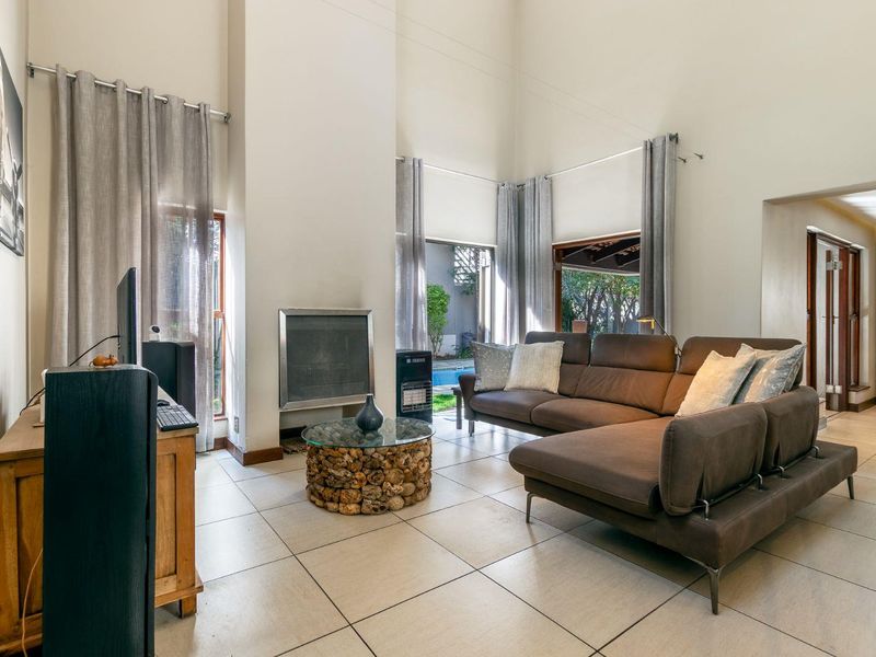 3 Bedroom House for Sale in Dainfern - Photo 2