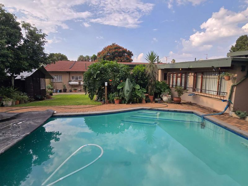 Perfect Family Haven with bonus Flatlet & Sparkling pool in Sinoville - Photo 5