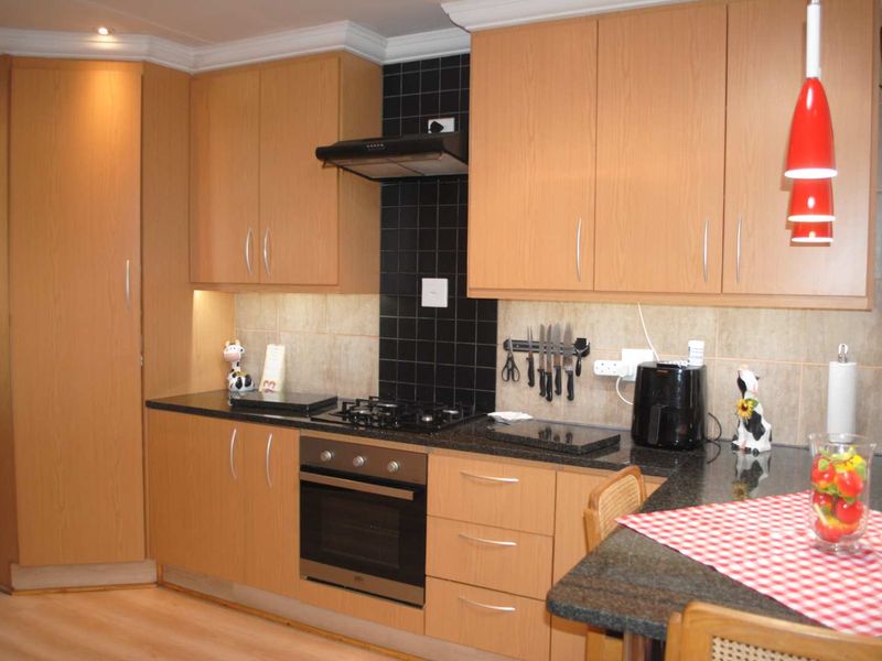 Immaculate well established conveniently equiped for easy lock-up and go living - Photo 9