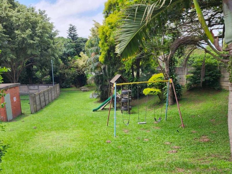 Beautifully Renovated Top-Floor 2 Bedroom Apartment – Move-In Ready - Photo 10