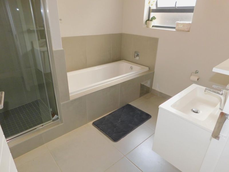2 Bedroom unfurnished apartment in Morningside - Photo 9