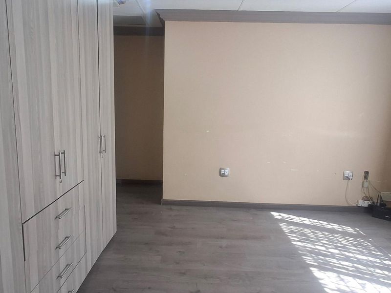 Beautiful, Modern 3 bedroom home - Photo 8