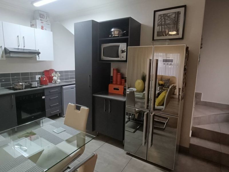 MODERN FAMILY HOUSE FOR SALE IN THATCHFIELD RIDGE ESTATE! - Photo 5