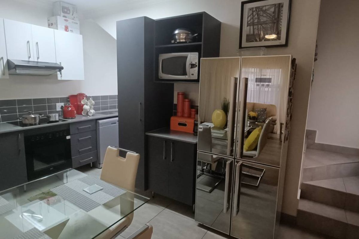 MODERN FAMILY HOUSE FOR SALE IN THATCHFIELD RIDGE ESTATE! - Photo 5