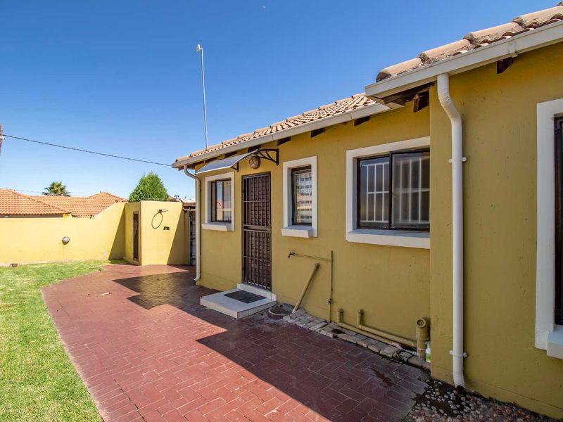 3 Bedroom, 2 bathroom House for Sale in Cosmo City - Photo 2