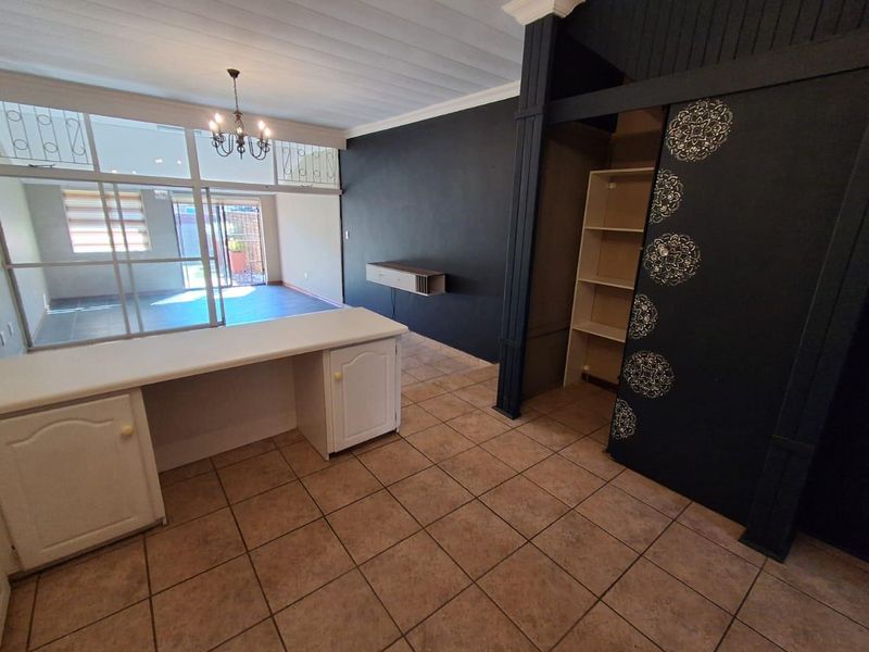 Spacious Renovated Duplex for Sale in Clubview. - Photo 9