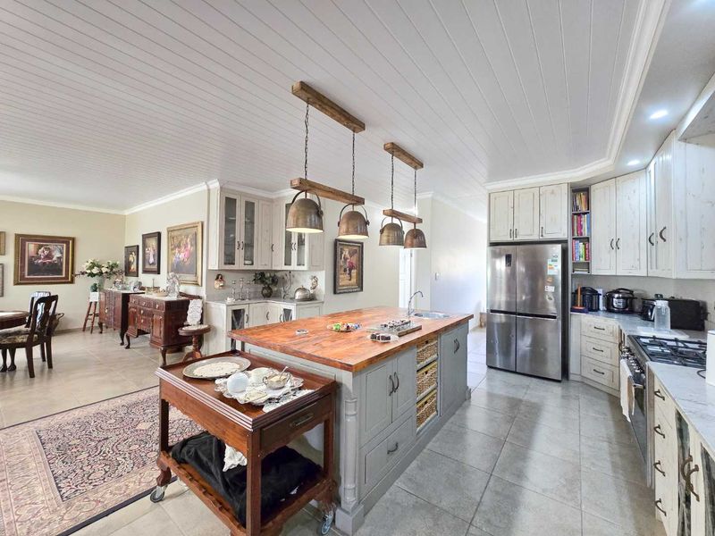 Three bedroom family home for sale in sought after area of Stilbaai. - Photo 9