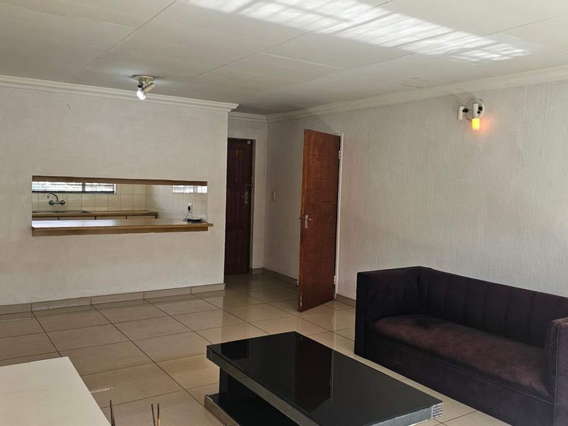 Spacious 2-Bedroom Simplex in a Secure, Small Complex - Photo 5