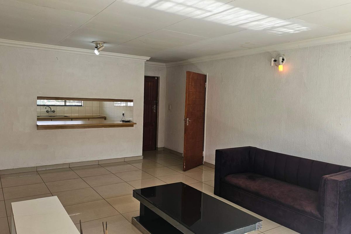 Spacious 2-Bedroom Simplex in a Secure, Small Complex - Photo 5