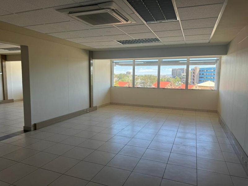 MODERN OFFICES TO LET - SHARED BUILDING - Photo 7