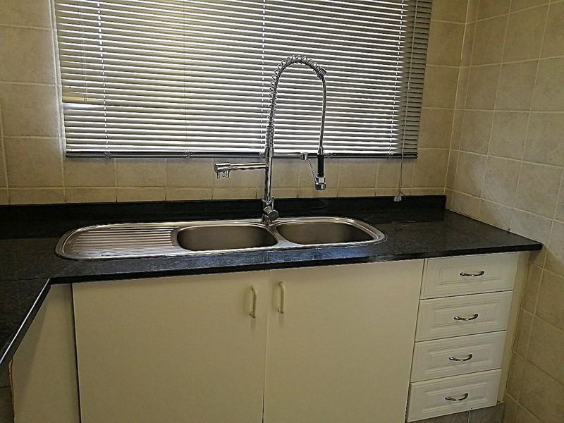 First Floor cozy apartment minutes from Sandton - Photo 8