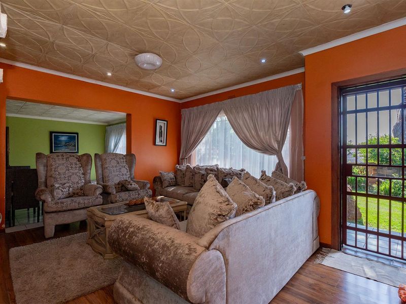 Spacious 3 Bedroom Family Home with Flatlet on a 1000sqm Stand - Photo 6