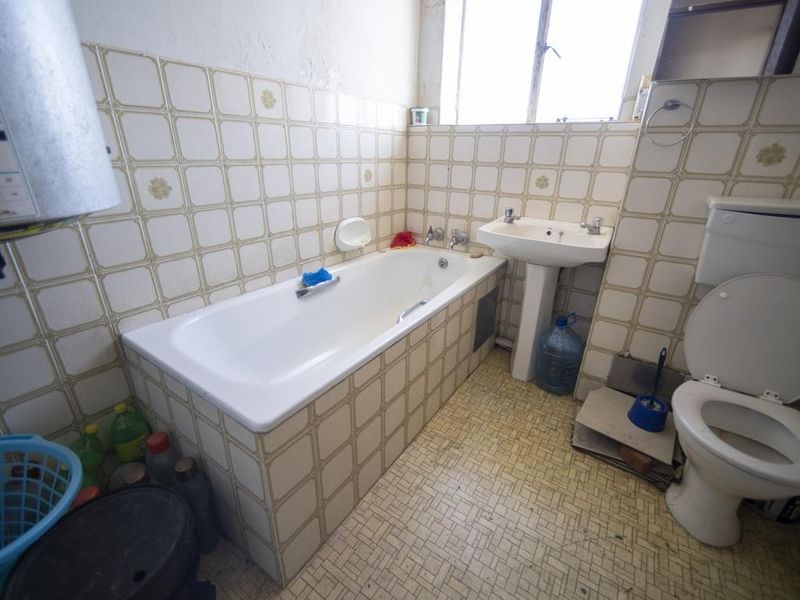 3 Bedroom Apartment - Photo 5