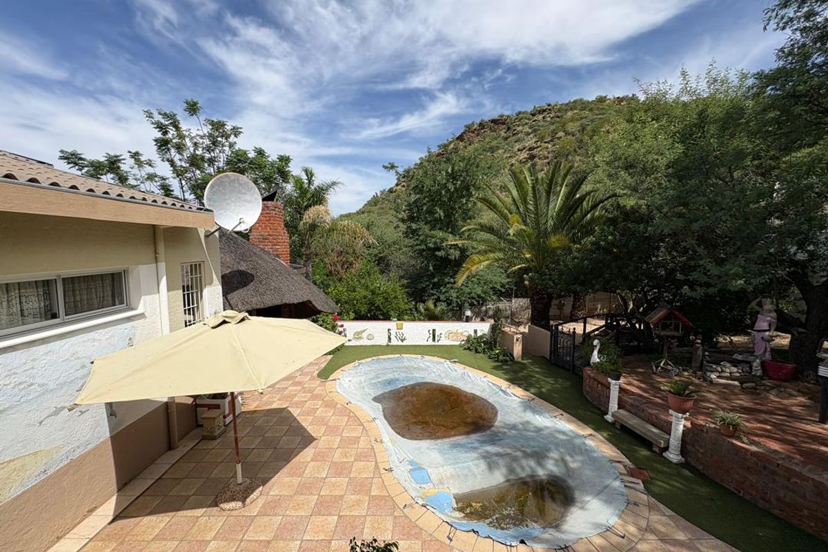 Large Plot - House - Plus Flat - Space - Garden & Pool - Photo 2