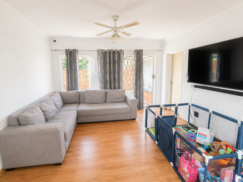 Home Sweet Home: Pet-Friendly Townhouse in Brentwood! - Photo 5