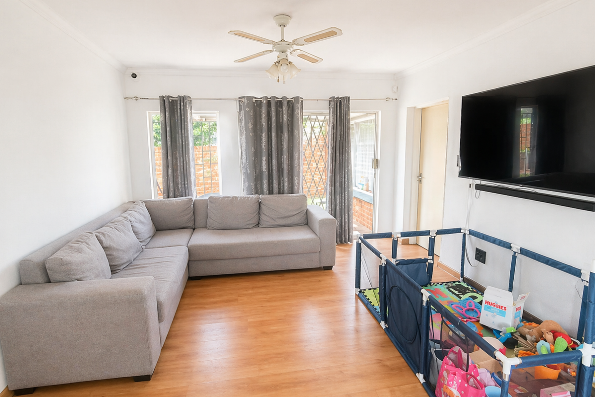 Home Sweet Home: Pet-Friendly Townhouse in Brentwood! - Photo 5