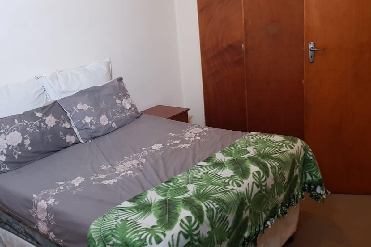 Cozy 2-Bed Home with Open-Plan Living & Great Potential - Photo 4