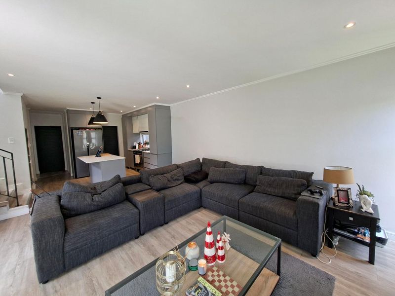 Stunning 3 bedroom, 3.5 bathroom cluster available in Bryanston - Photo 8