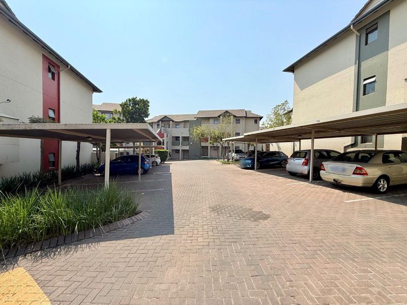 Fully Furnished And Equipped Studio In A Secure Complex Within Walking Distance Of Shops - Photo 6