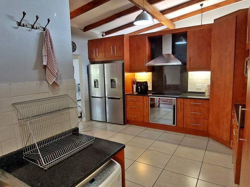 Family home for entertainers, offering extra flatlet - Photo 10