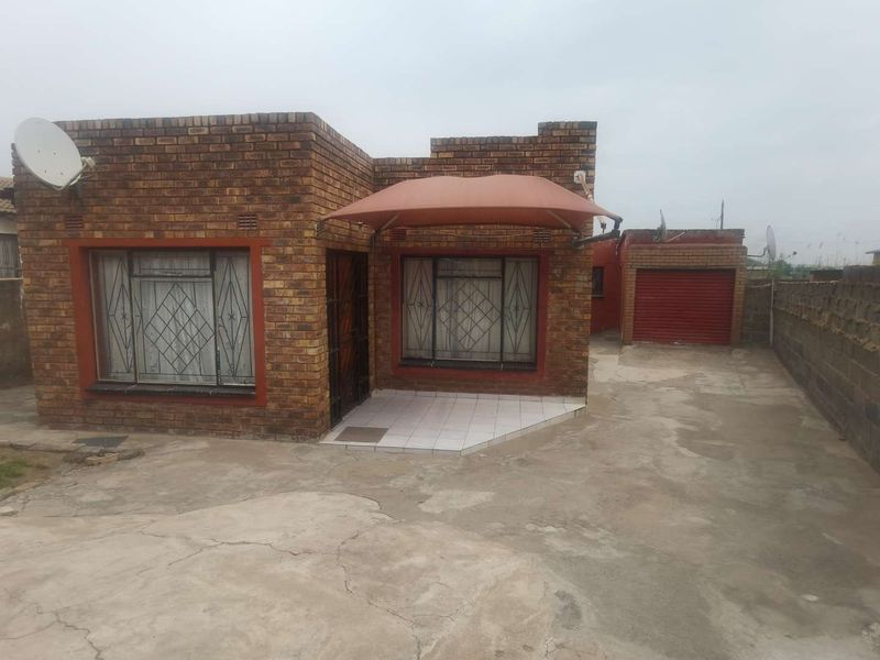 Investment property with 5 outside rooms for sale in Tembisa - Photo 2