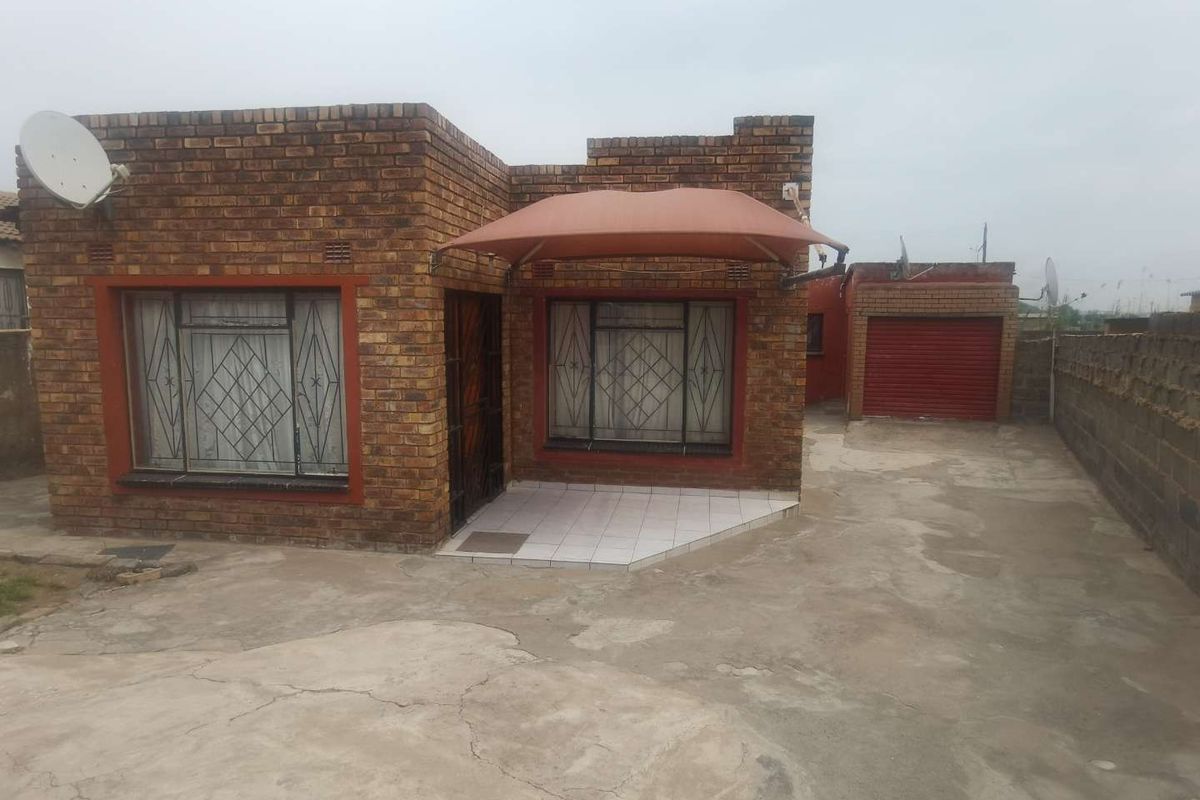 Investment property with 5 outside rooms for sale in Tembisa - Photo 2