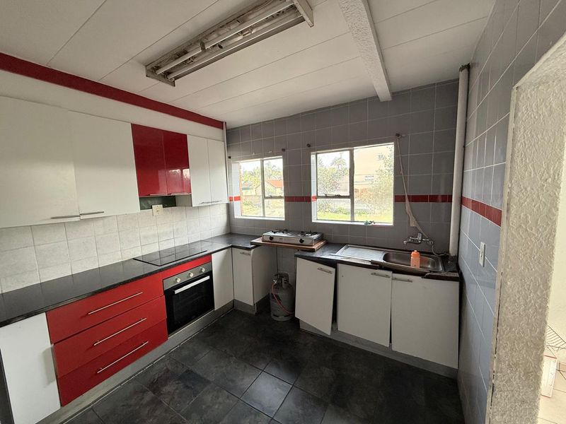 Hidden Spacious  2 Bedroom Apartment in Birchleigh  Kempton Park - Photo 3