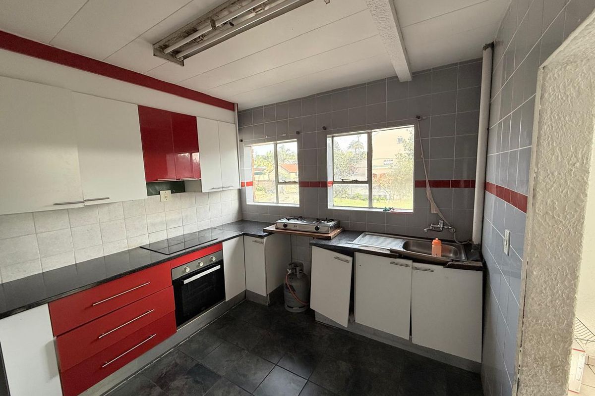 Hidden Spacious  2 Bedroom Apartment in Birchleigh  Kempton Park - Photo 3