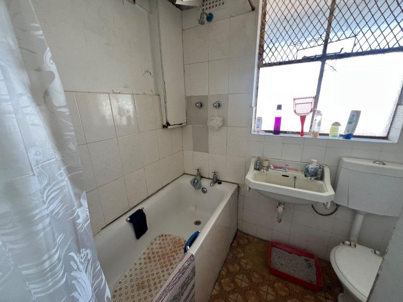 Unrenovated fifth floor find!! - Photo 9