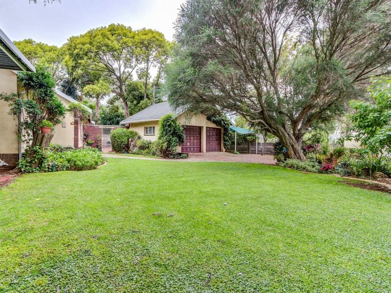 DELIGHTFUL 4 BEDROOMED FAMILY HOME with ELECTRICITY AND WATER BACK UP SOLUTIONS - Photo 10