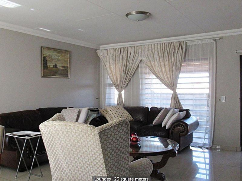 Modern 3-Bed Simplex with Private Garden & Double Garage - Photo 4