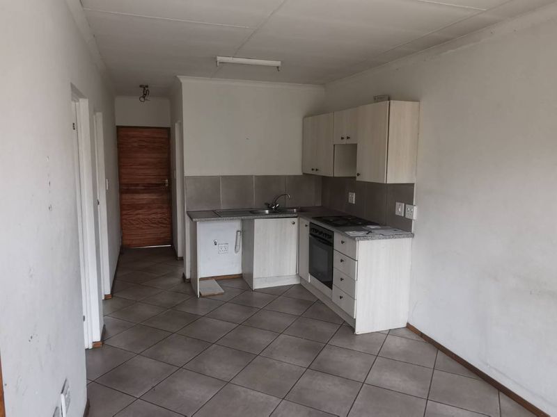 Spacious & Bright: Perfect 2-Bedroom Living - Photo 2