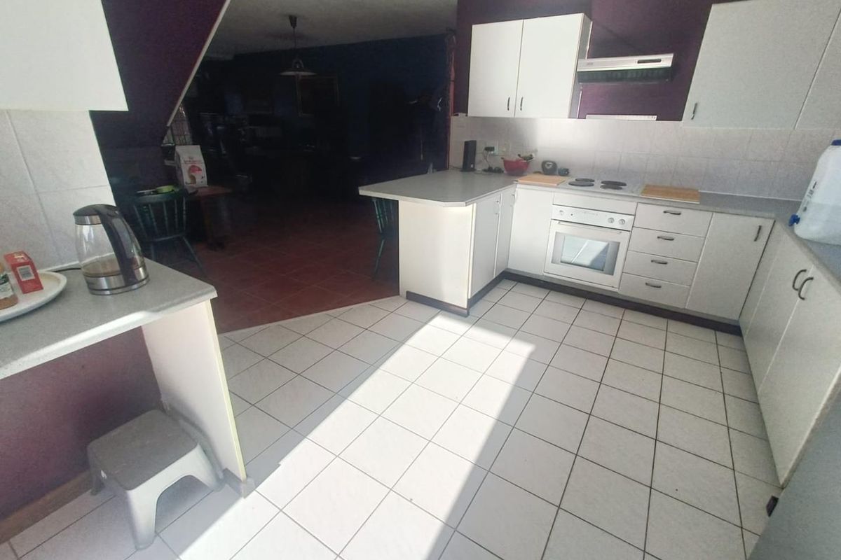 Spacious Double-Storey Family Home For Sale in The Hoewes - Photo 4