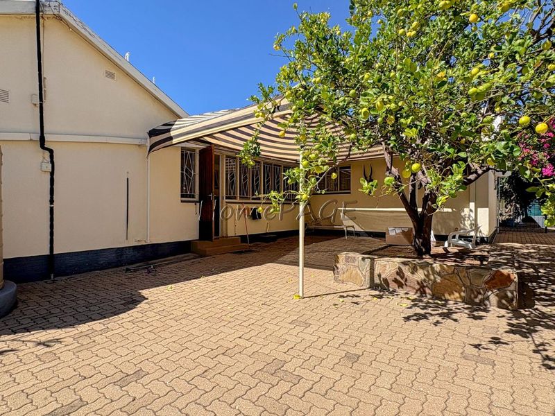Otjiwarongo:  Home with 5 Bedrooms is for sale - Photo 8
