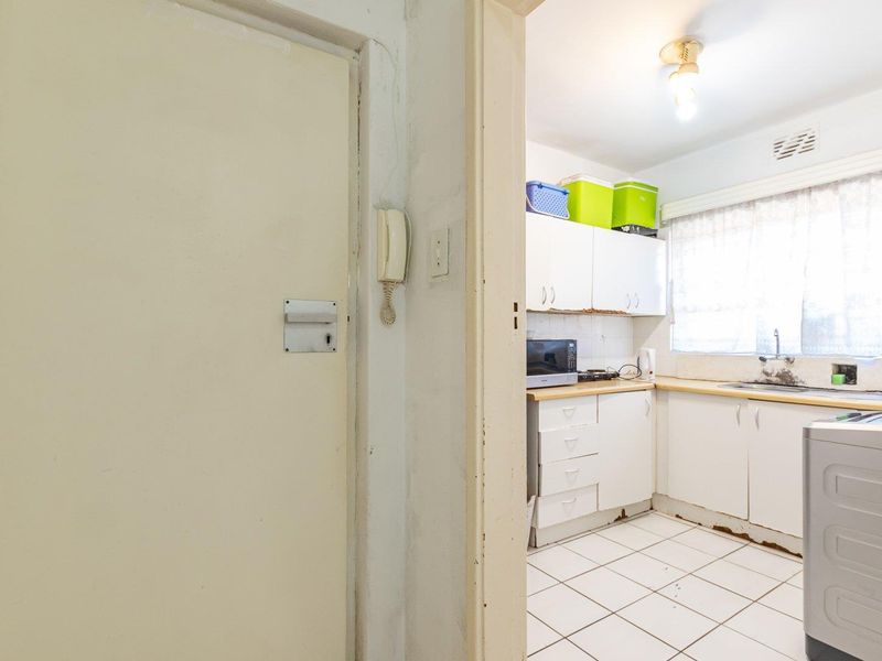 Lovely mountain views in a Central Location. - Photo 7