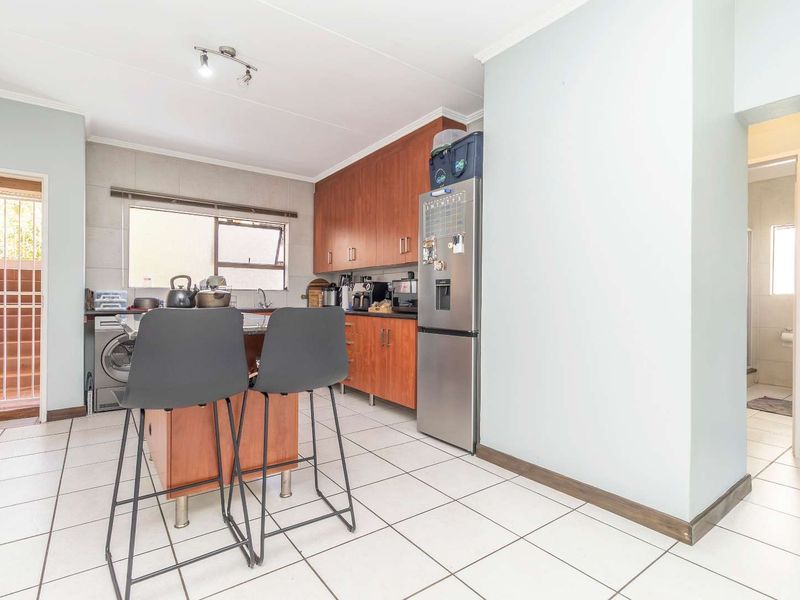 Renovated Gem: Stylish Living in the Heart of Sunninghill - Photo 6