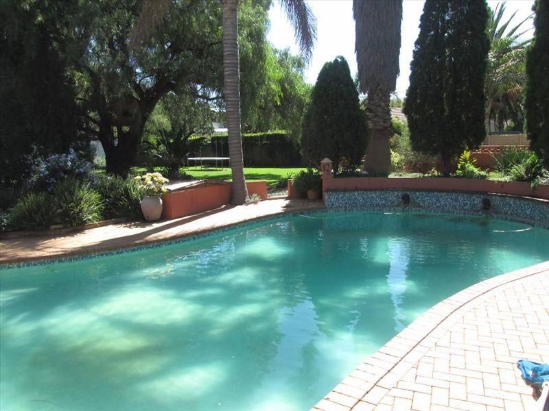 Comfort and space for an extended family in sought after Beyerspark - Photo 2
