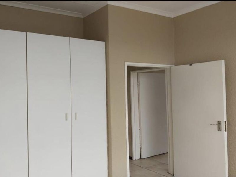 Secure & Serene Living: 2-Bedroom Apartment in Honeydew - Photo 7