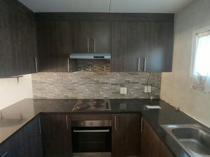 Charming Ground-Floor Unit: Comfort Meets Style! - Photo 5