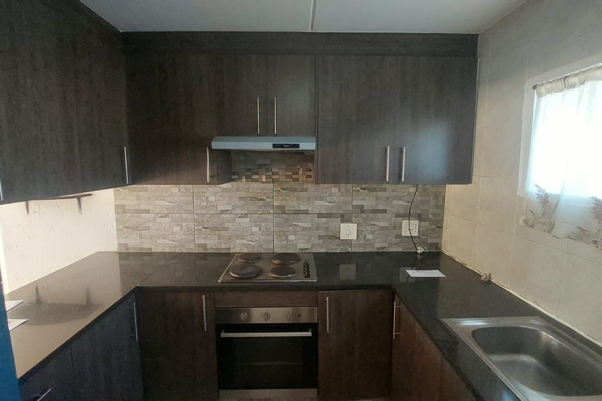 Charming Ground-Floor Unit: Comfort Meets Style! - Photo 5