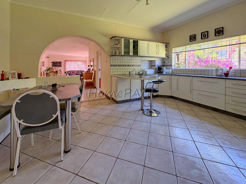 Otjiwarongo:  Neat home with flat on large plot is for Sale - Photo 10