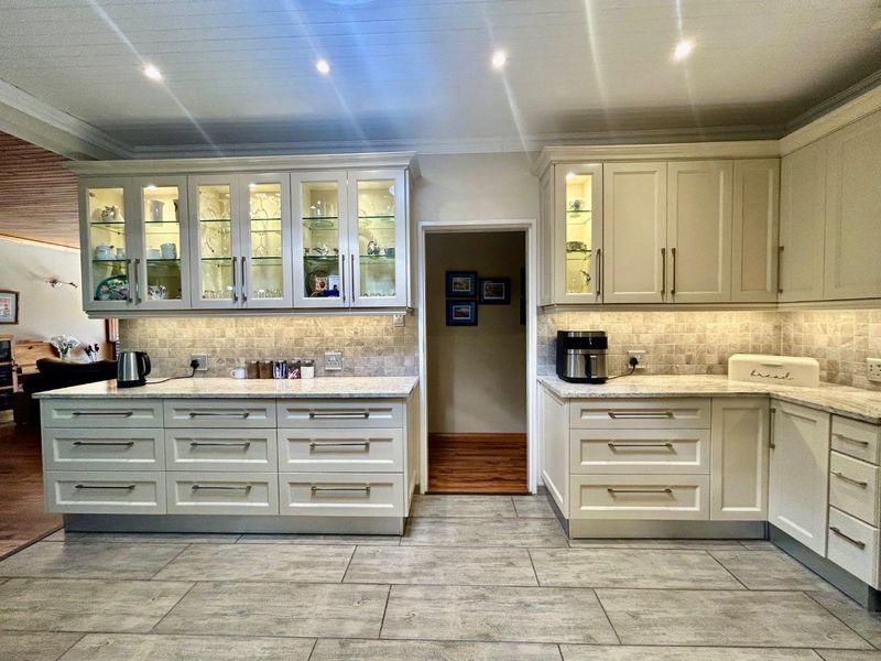 Charming family home on a corner stand, near popular schools and the University. - Photo 7