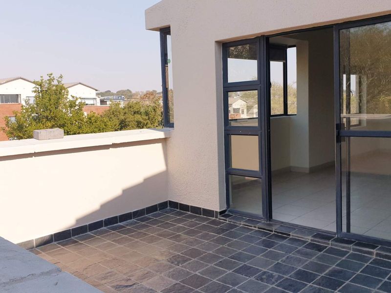 Stylish Golf Estate Living | Spacious Penthouse Apartment with Dual Balconies in Jackal Creek - Photo 9