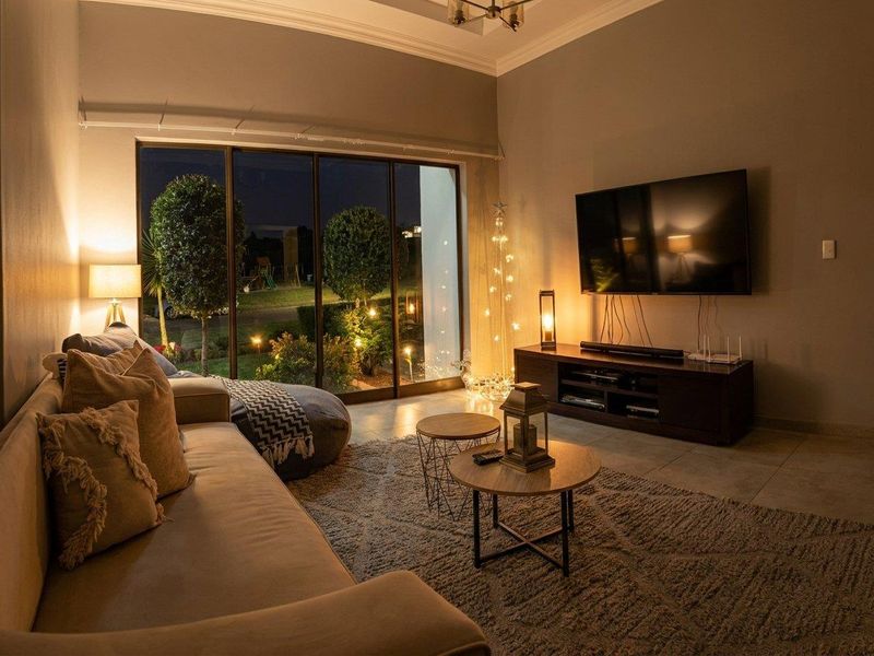 Single Level Contemporary Family Living on an Expansive 880sqm Stand - Photo 7
