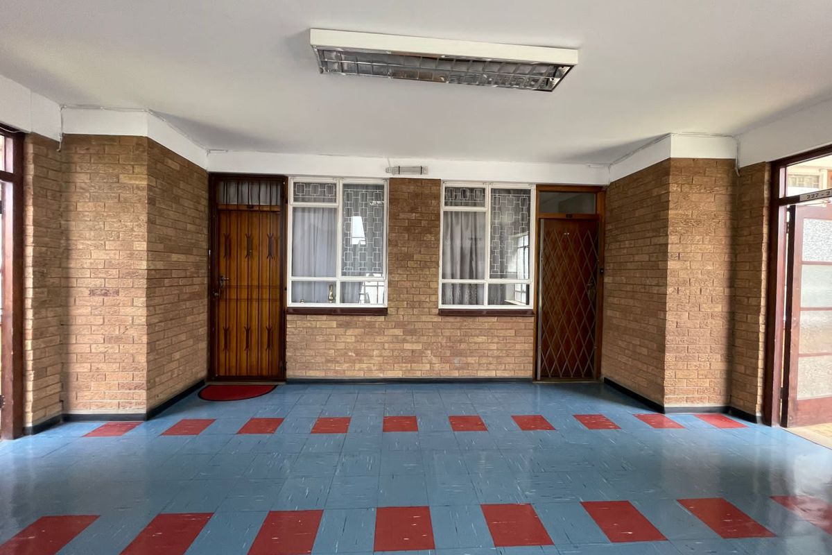 Stunning 2-Bedroom Unit in Sought-After Trafalgar Square - Photo 4