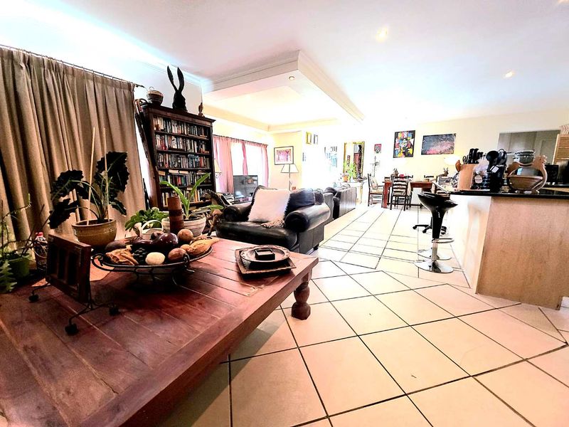 Stylish Family Living in the Heart of Parklands. - Photo 3