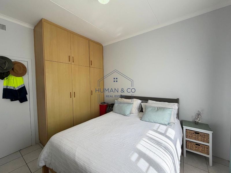Spacious Family Home + 2-Bed Flat - Photo 9