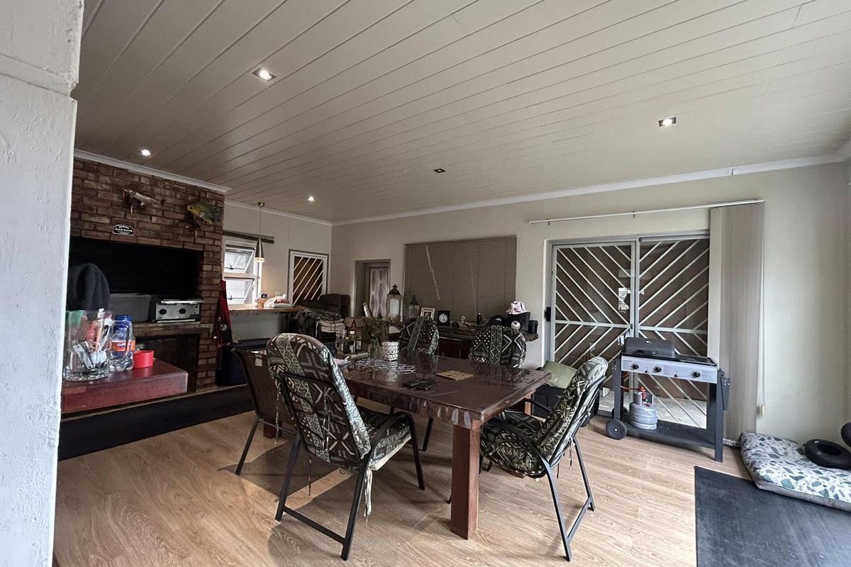 Welcome to a spacious and well-maintained property in Windhoek West - Photo 3