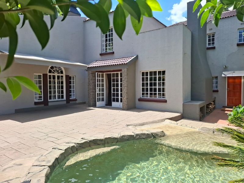 Elegant Masterpiece Offering Exceptional Entertaining Spaces - Photo 4